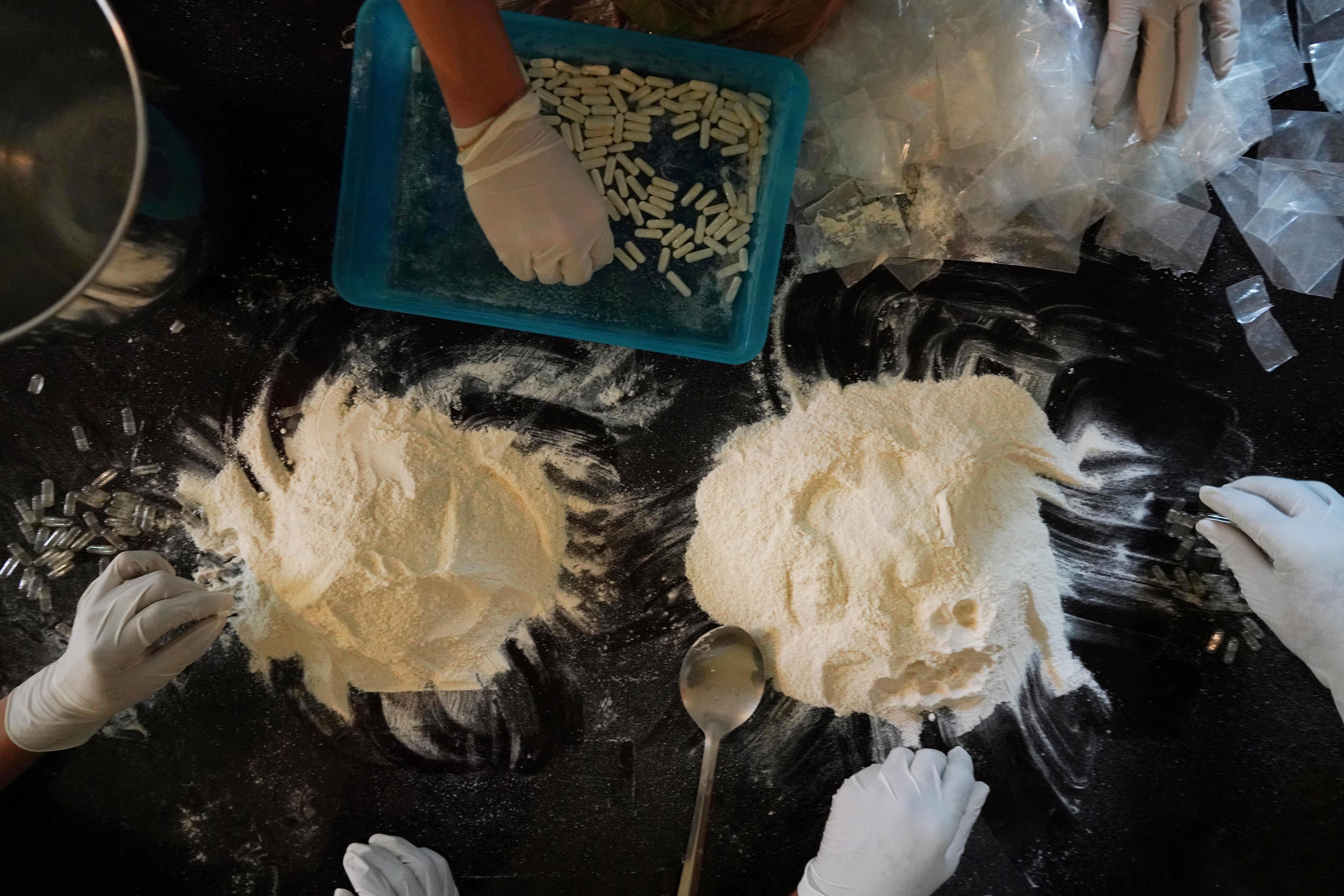 Miembros del cártel de Sinaloa preparan cápsulas con metanfetamina en un piso franco de Culiacán, México (REUTERS/Alexandre Meneghini)