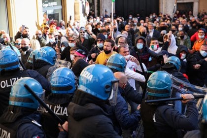 Los propietarios de restaurantes se pelean con la policía por las restricciones de COVID-19 a las empresas, en Roma, Italia, el 6 de abril de 2021. REUTERS / Yara Nardi
