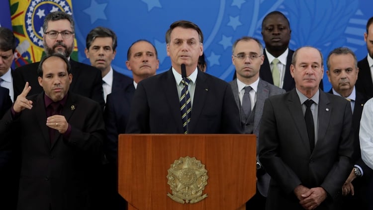 Jair Bolsonaro junto a sus ministros durante la conferencia de prensa del viernes por la tarde REUTERS/Ueslei Marcelino