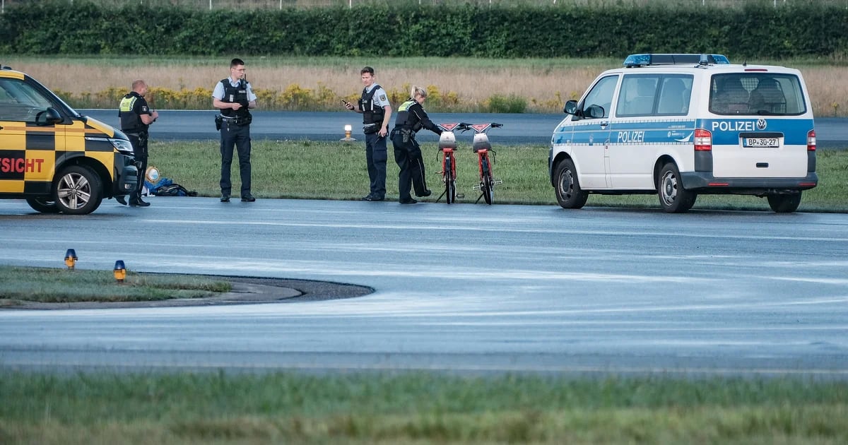 L’aeroporto di Amburgo ha sospeso le sue attività dopo che un uomo armato ha fatto irruzione e ha preso in ostaggio un minore