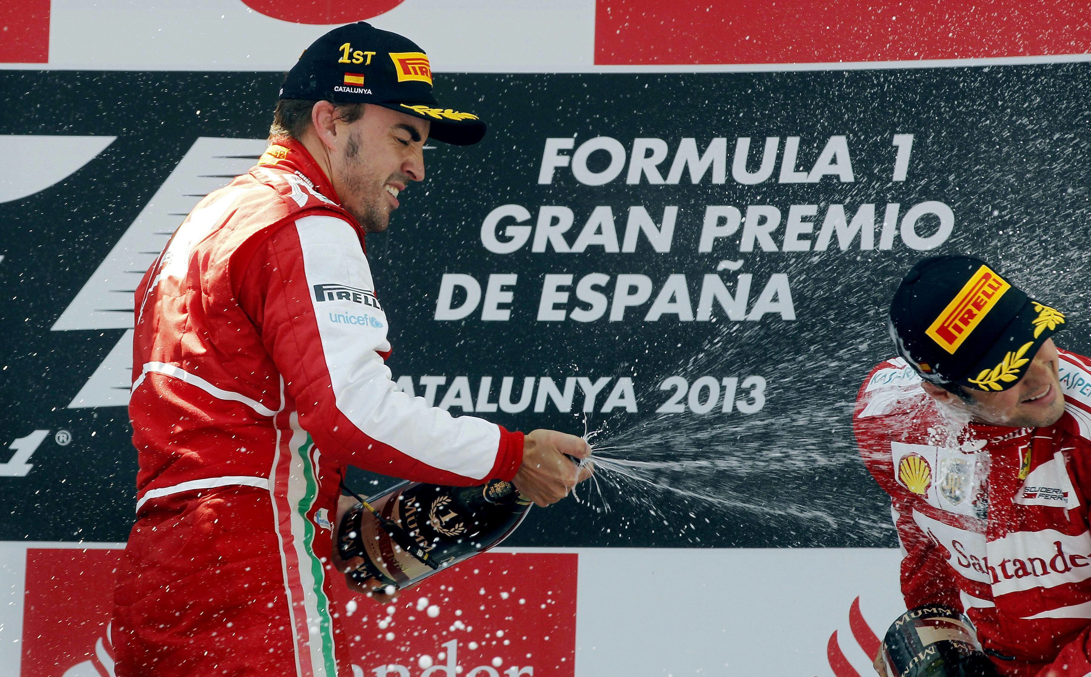 GRA238 MONTMELÓ (BARCELONA), 12/05/2013.- El piloto español de Ferrari Fernando Alonso (i) celebra en el podio en presencia de su compañero, el brasileño Felipe Massa, tercero, su victoria en el Gran Premio de España que se celebra en el Circuito de Catalunya en Montmelo (Barcelona). EFE/Andreu Dalmau