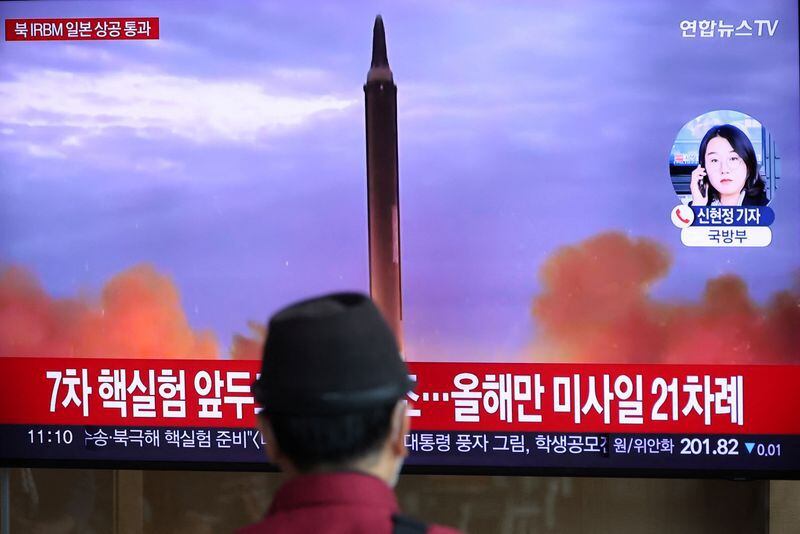 Una persona observa en una pantalla de televisión las imágenes de un informativo sobre el lanzamiento de un misil balístico por parte de Corea del Norte sobre territorio japonés, en una estación de tren de Seúl, Corea del Sur, el 4 de octubre de 2022. REUTERS/Kim Hong-Ji