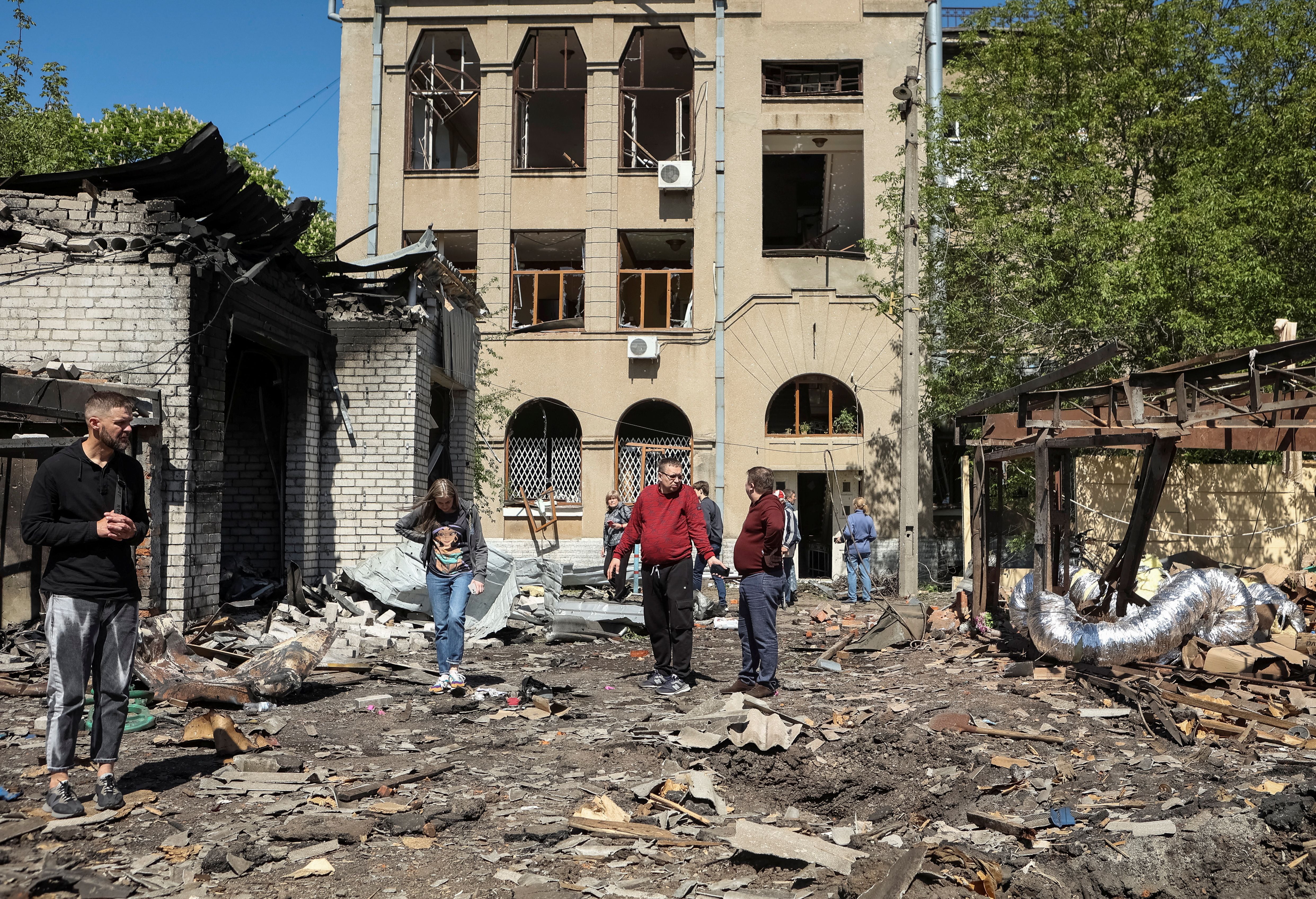Residentes observan los daños tras el ataque ruso (REUTERS/Sofiia Gatilova)