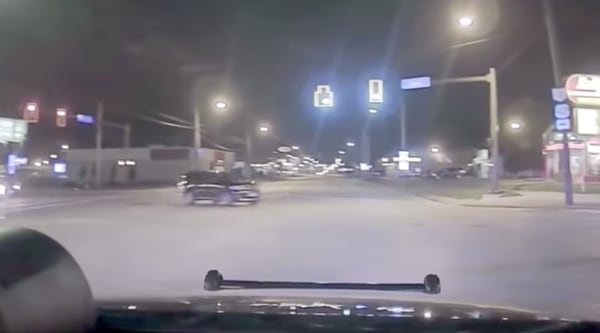 “!No pasen por esa intersección! Ahí viene un carro”, advierte la policía, y de inmediato el Dodge Durango conducido por el niño pasa a toda velocidad