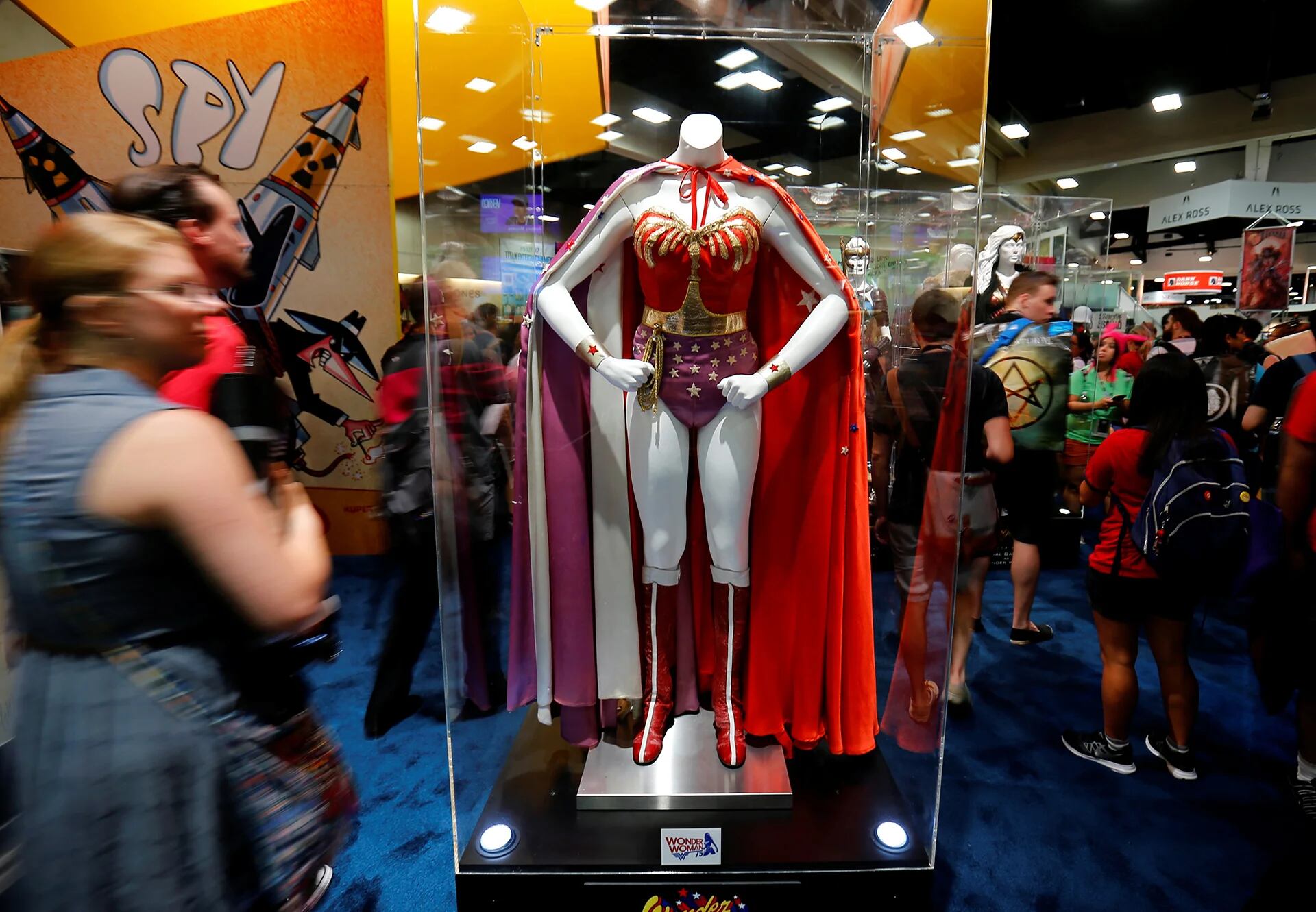 El disfraz original de Wonder Woman, exhibido durante la Comic-Con de San Diego (Reuters)