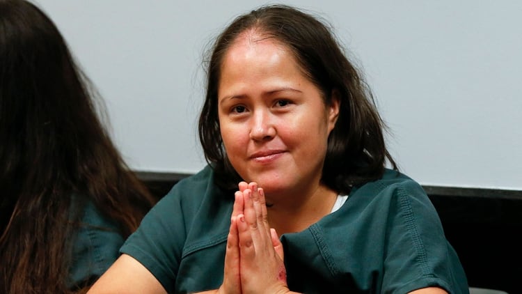 Sonriente y con una actitud relajada, Isabel Martínez llegó en julio de 2017 a la corte de Georgia después de haber confesado que asesinó a su esposo y cuatro hijos a puñaladas (Foto: AP)