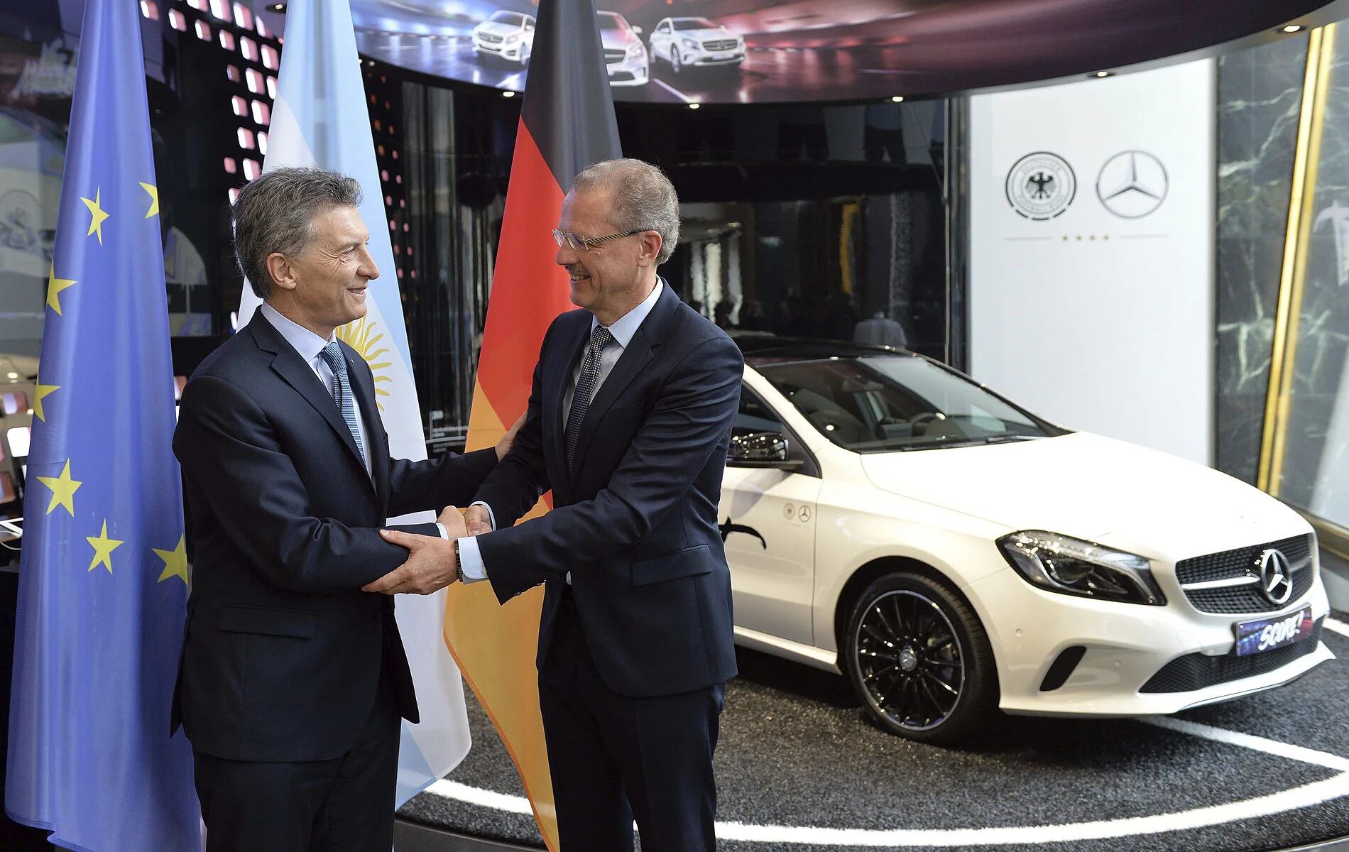 Mauricio Macri estrecha la mano del jefe de Mercedes-Benz Vans, Volker Mornhinweg (EFE)