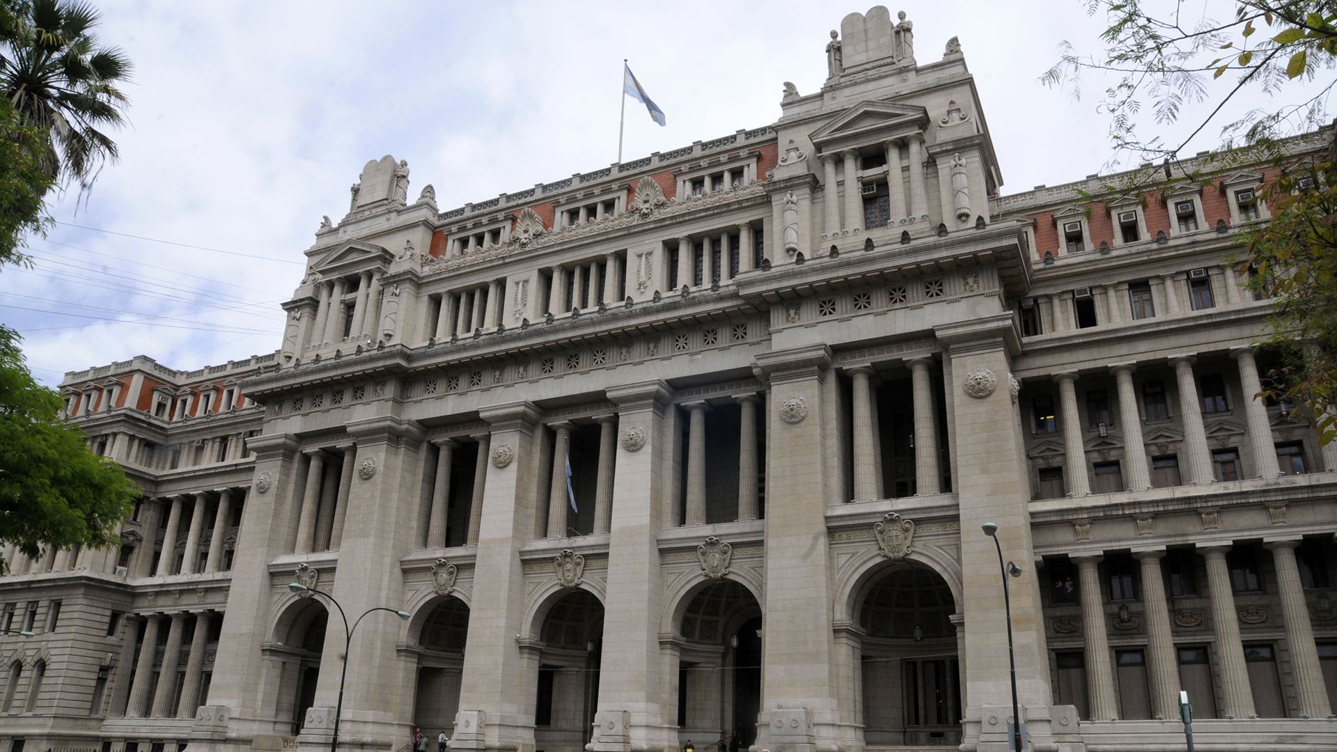 zzzznacp2
NOTICIAS ARGENTINAS
BAIRES, OCTUBRE 29: Palacio de Tribunales luego de conocerse el fallo que declara constitucional los articulos de la ley de comunicacion audiovisual cuestionados por el Grupo Clarin.
Foto NA: Hugo Villalobos zzzz