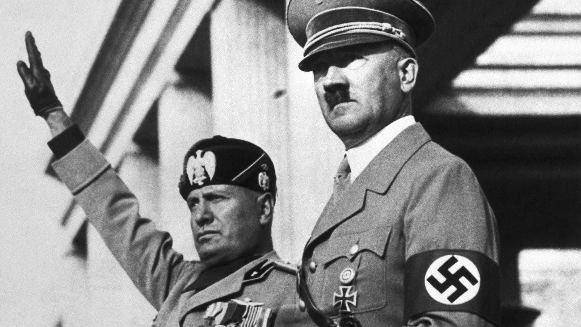 La misma tarde del atentado, Hitler recibió a Mussolini en su bunker de Rastenburg. "Me han querido matar", le dijo mientras le mostraba el estado en había quedado la oficina. Cuatro oficiales cercanos murieron y él sólo sufrió rasguños