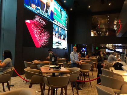 Lugar de comida de la sala de cine CMX en el centro comercial Brickell Centre en Miami, Florida (EE.UU.). En la nueva normalidad, la bebida y comida estarán prohibidas. EFE/Ana Mengotti/Archivo
