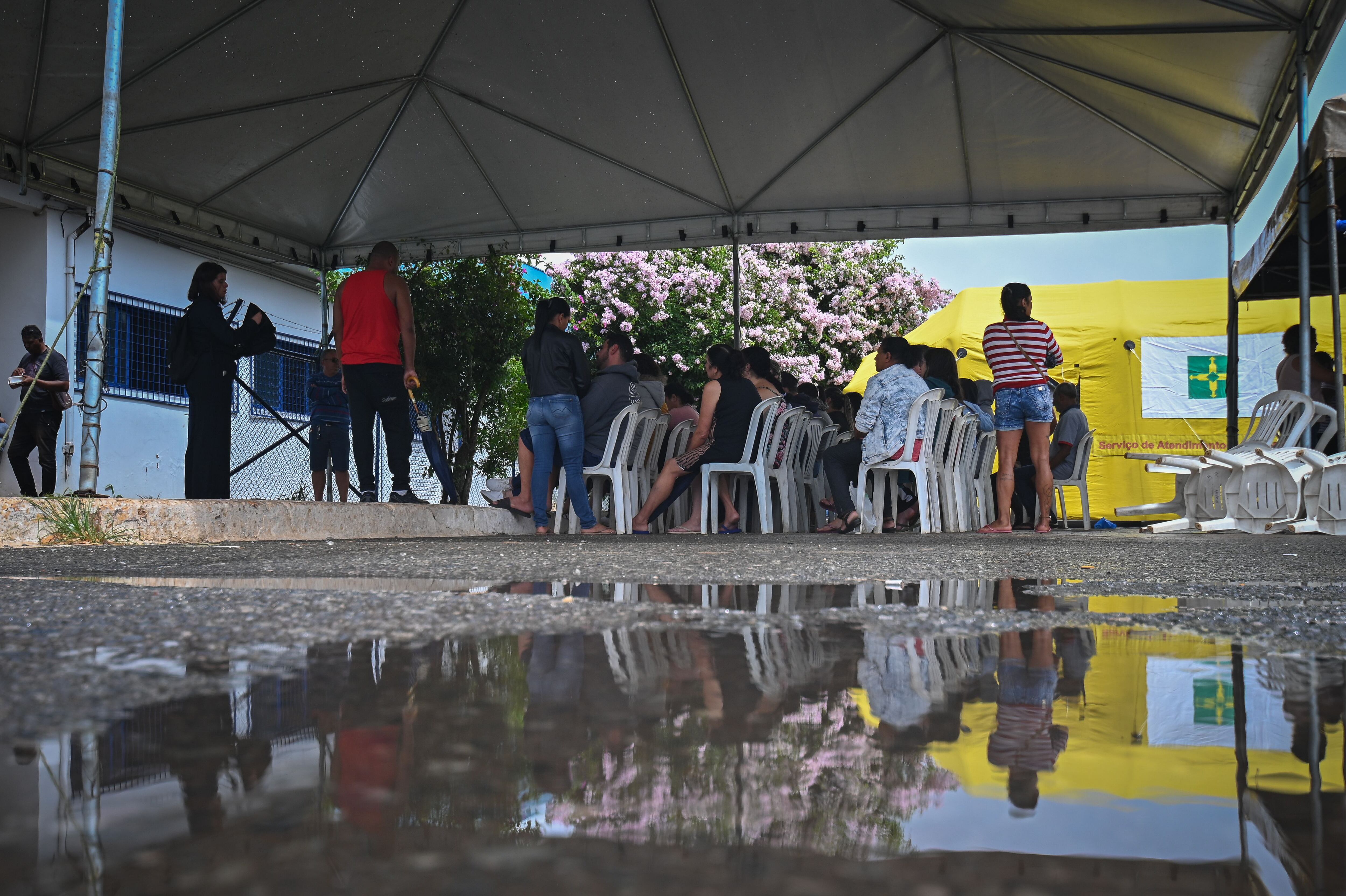 Varias personas esperan atención médica en una tienda de campaña improvisada para tratar casos sospechosos de dengue, el 24 de enero de 2024, en Brasilia (Brasil). EFE/ André Borges 