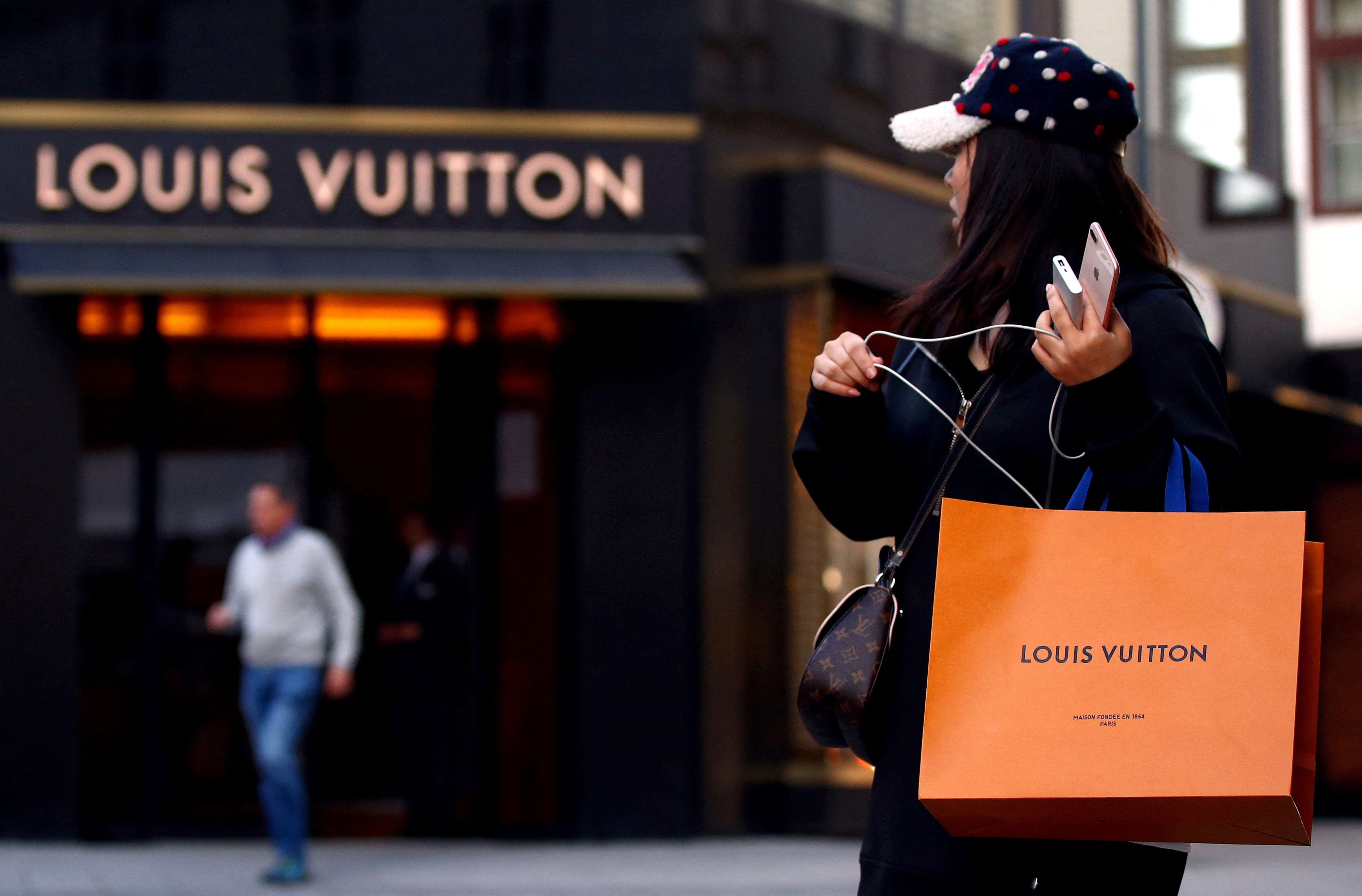 Una mujer con una bolsa de la compra de la marca Louis Vuitton en Viena, Austria 4 de octubre de 2018. (REUTERS/Lisi Niesner/Foto de archivo)