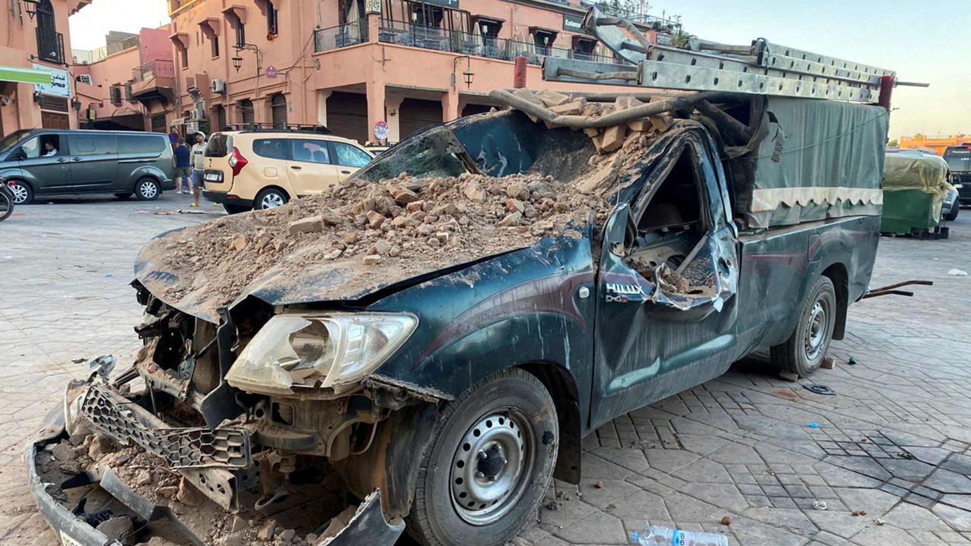Un auto destruido tras el terremoto (REUTERS/Abdelhak Balhaki)