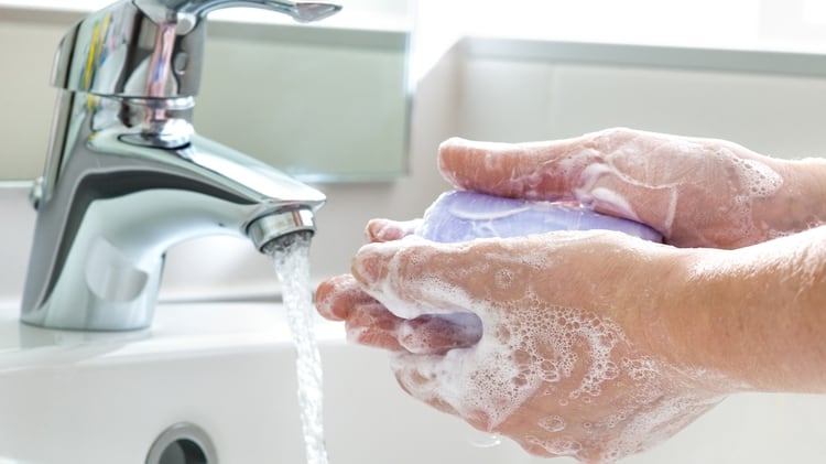 La higiene del teléfono es tan imporante como lavarse las manos. (iStock)