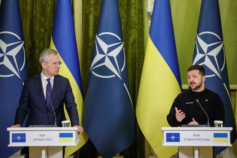 Jens Stoltenberg y el presidente de Ucrania, Volodimir Zelensky, en una rueda de prensa en Kiev (REUTERS/Alina Yarysh)