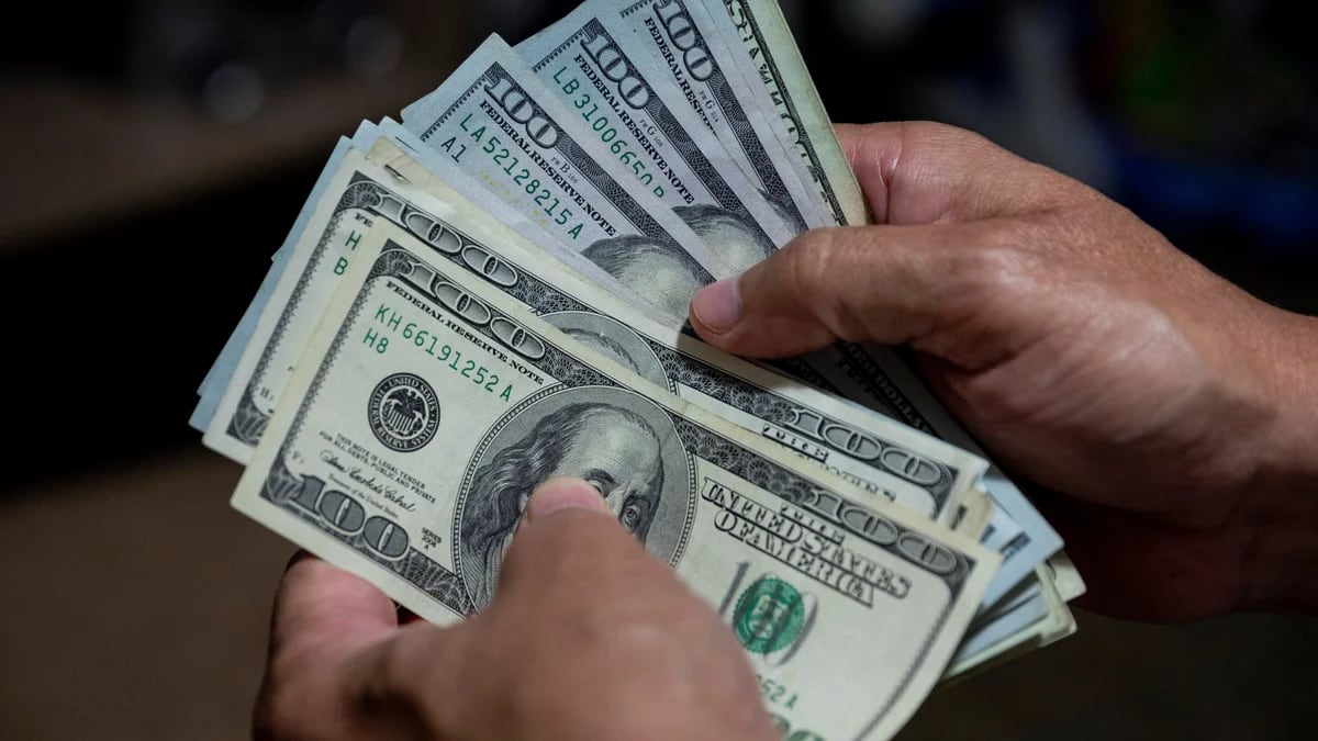 El dólar sigue de caída en Colombia: este lunes se acercó a los $3.700
