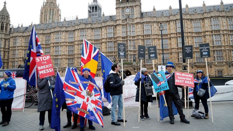 Manifestantes pro-europeos protestan frente a las CÃ¡maras del Parlamento en Londres (AP)