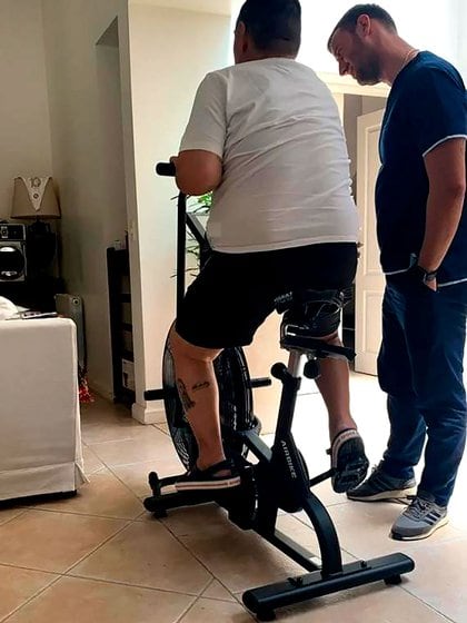 Maradona hace ejercicio bajo la mirada de Taffarel.