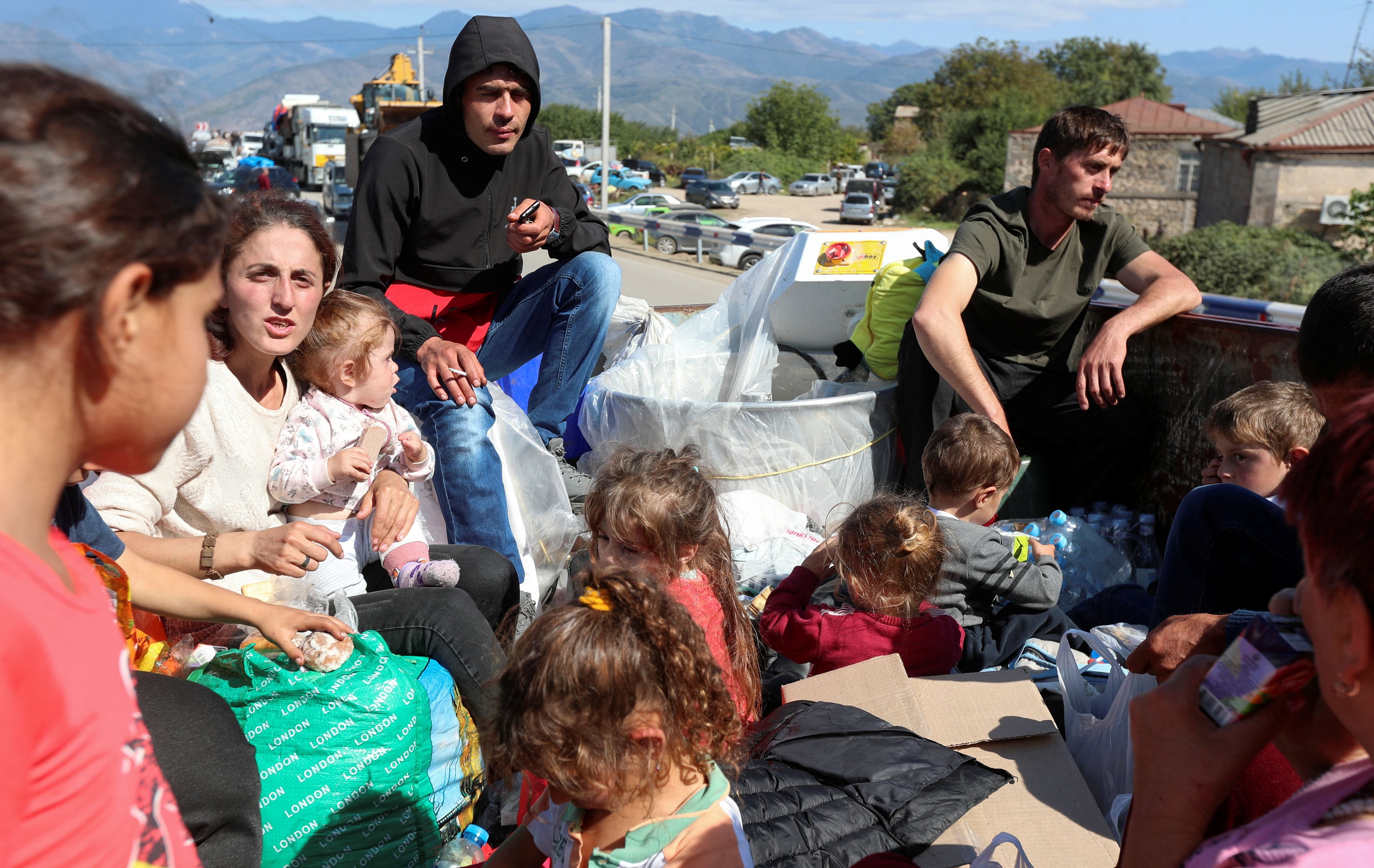 Refugiados de Nagorno-Karabakh llegan a Kornidzor, en la frontera con Armenia. La mayoría de la población del enclave armenio huyó por temor a una limpieza étnica por parte de los azeríes. (REUTERS/Irakli Gedenidze)