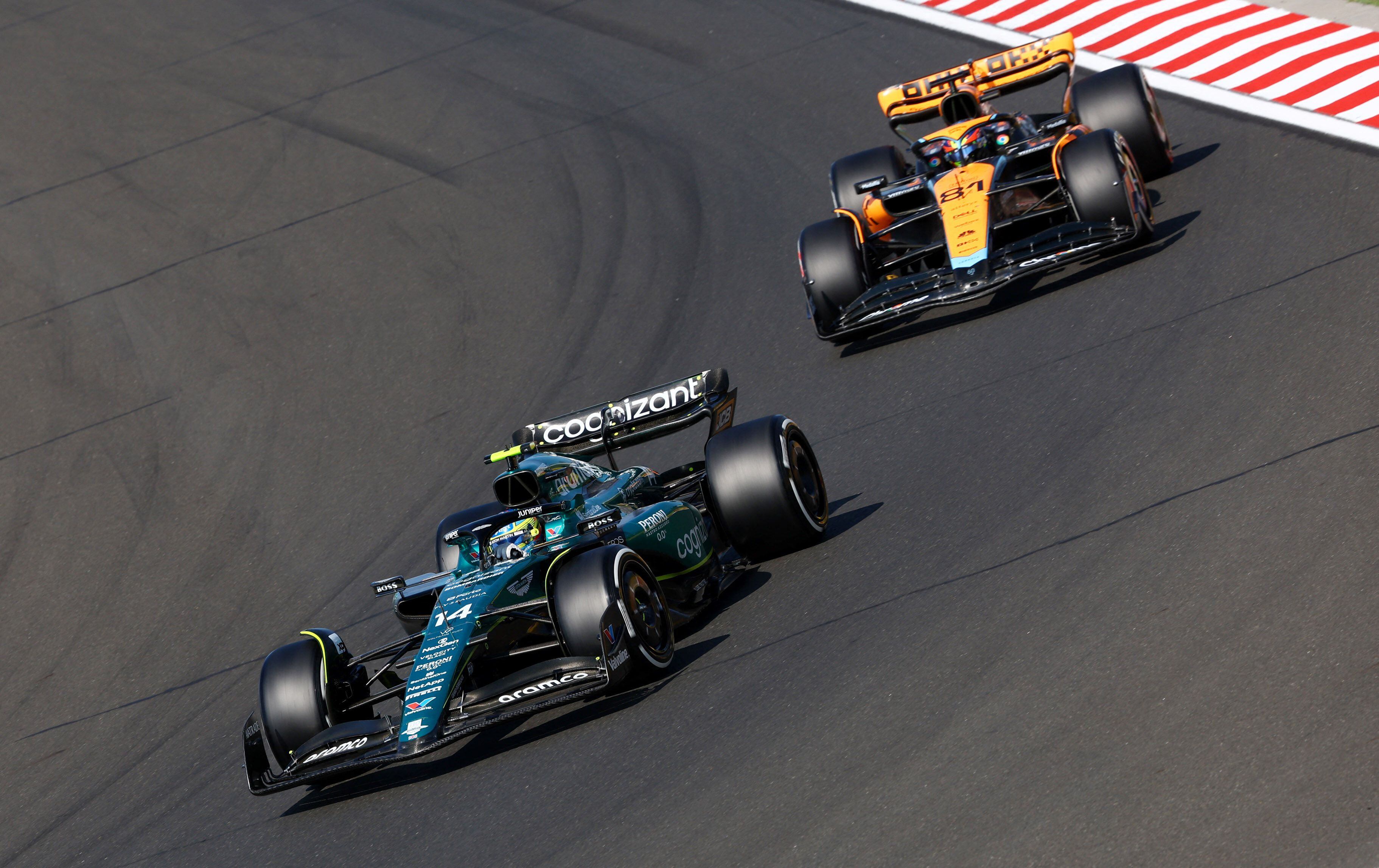 El piloto de Aston Martin Fernando Alonso y el de McLaren Oscar Piastri (REUTERS/Bernadett Szabo)