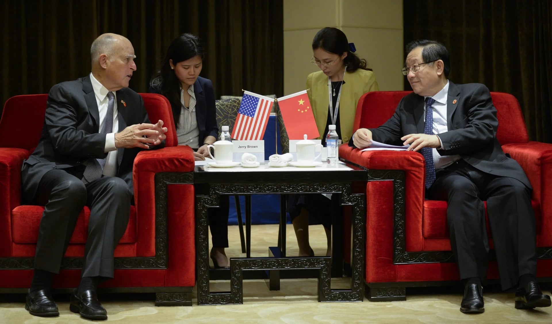 El gobernador de California, Jerry Brown, conversa con el ministro de Ciencia y Tecnología chino, Wan Gang, en Beijing (AFP)