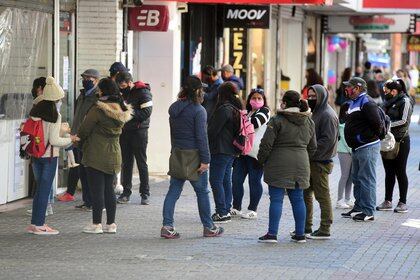 Capítulo aparte son los cajeros de los bancos. Alrededor de cualquier entidad bancaria hay filas de gente que quiere abastecerse de efectivo