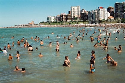 Las vacaciones de verano en la costa tendrán múltiples protocolos en hoteles, playas, locales gastronómicos y espacios abiertos (Gentileza Galeria Nora Fisch)