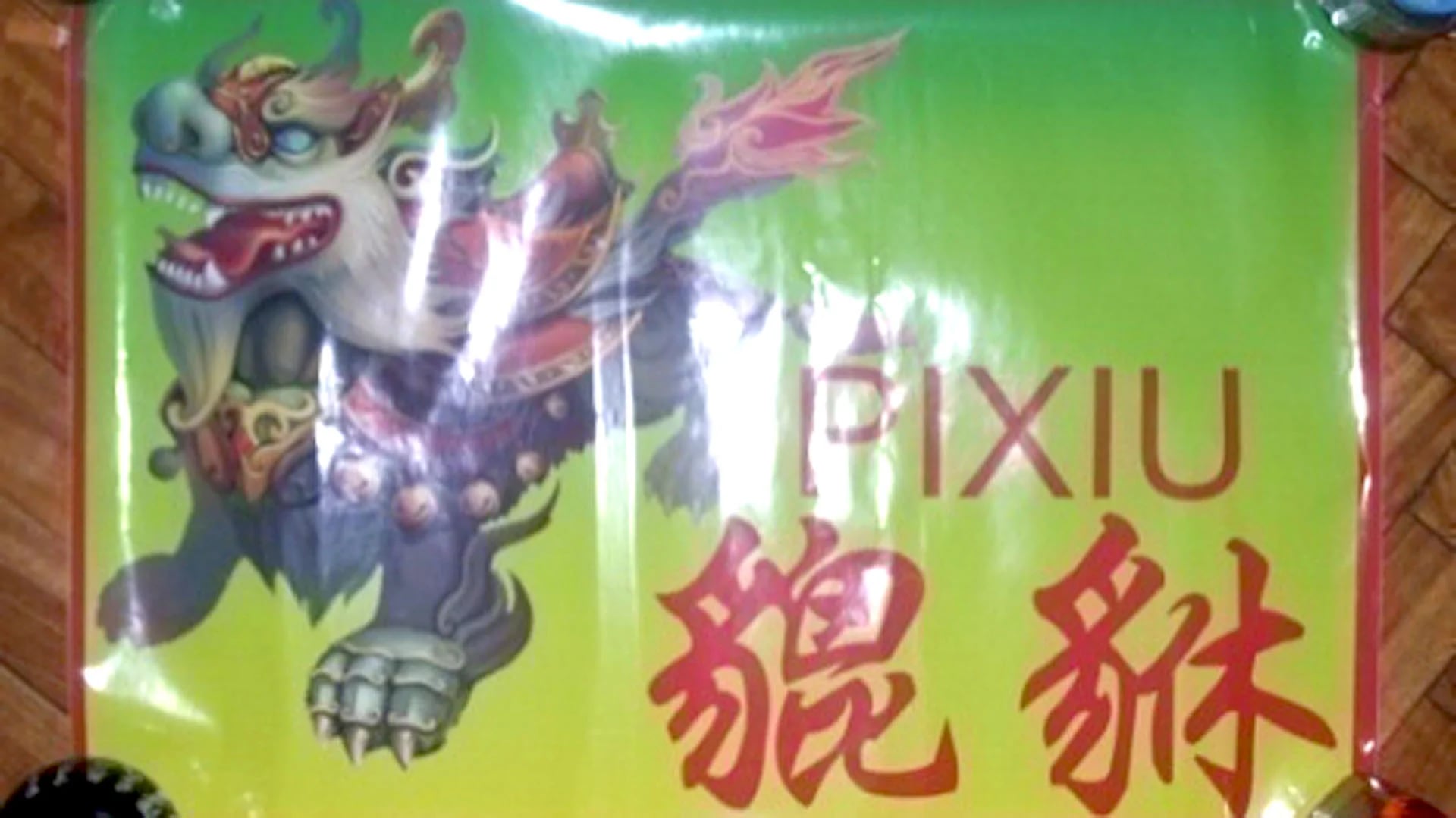 Sticker del clan Pixiu, visible en los supermercados que extorsionaba