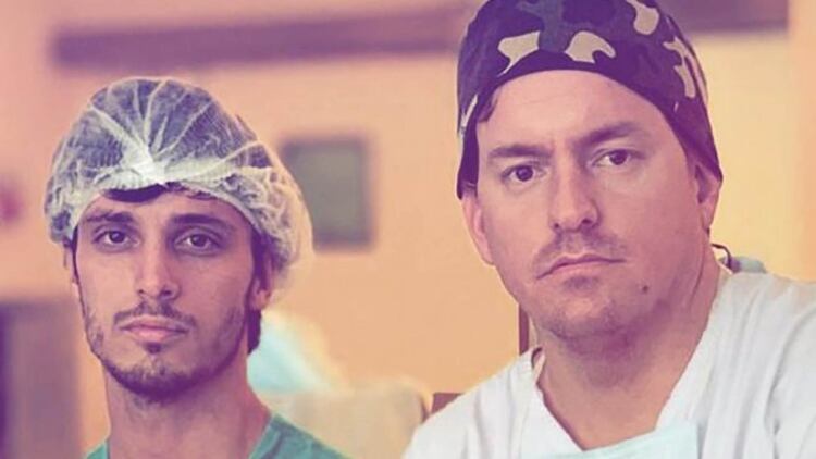Agustín Haeffeli (27) y Francisco Szeifert (33) son residentes de cirugía en el Hospital Gutiérrez de Venado tuerto (Santa Fe)