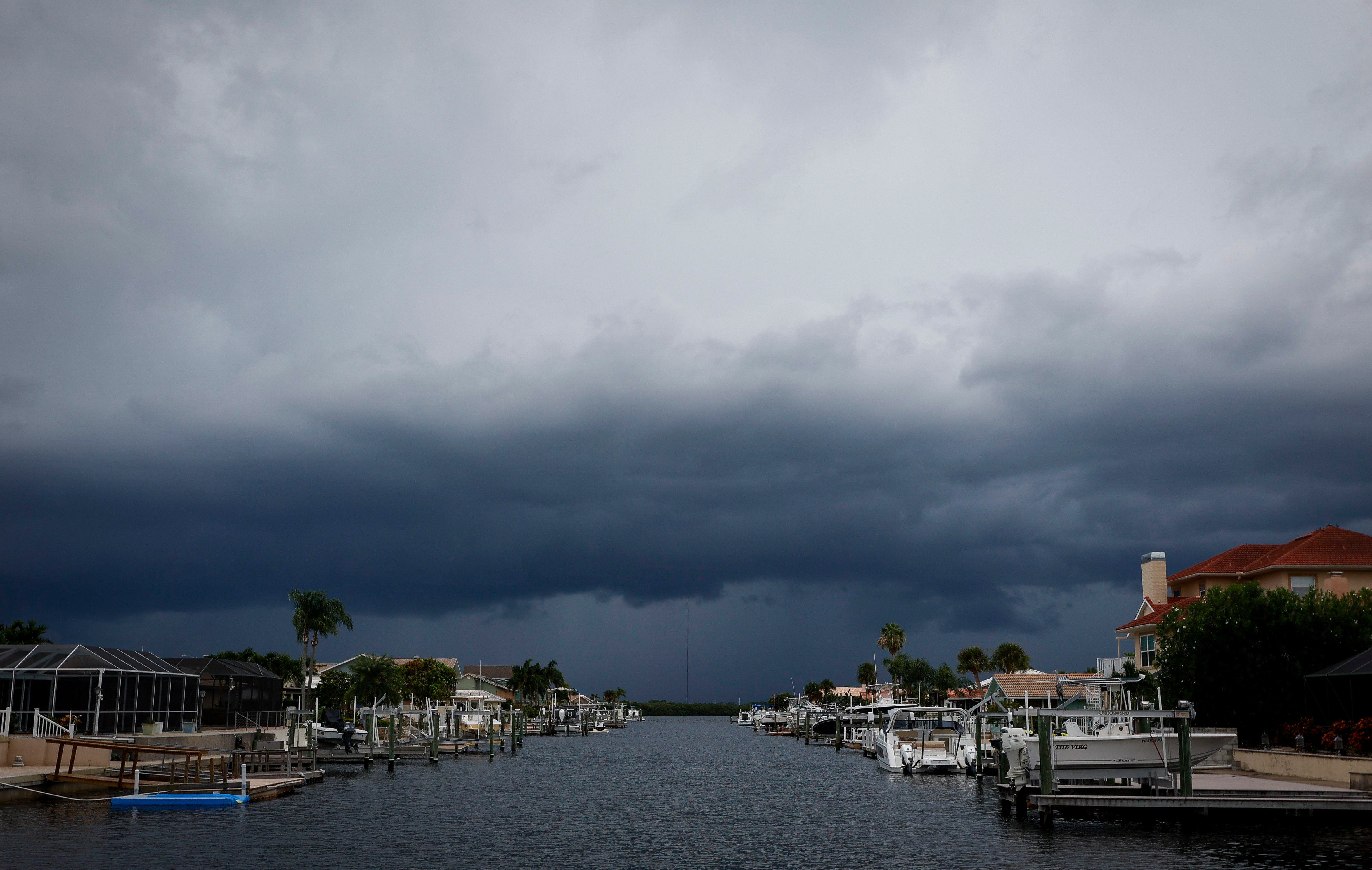 Nubes de tormenta formándose en la distancia sobre un canal en el área de Gulf Harbors mientras el huracán Idalia avanza hacia la costa del Golfo de Florida. Foto: Chris Urso/Tampa Bay Times a través de ZUMA Press/dpa