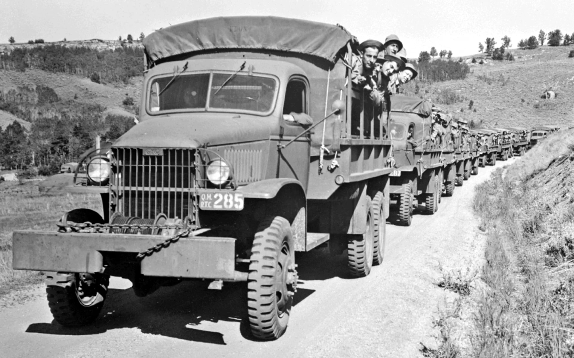 El GMC 6×6 Cargo era el principal transporte de pelotones: su inconfundible lona se hizo culto de guerra