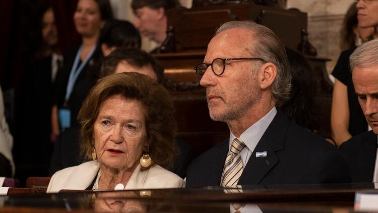 Elena Highton de Nolasco y Carlos Rosenkrantz escuchando el discurso del Presidente en la apertura de Sesiones Ordinarias (foto Adrián Escandar)