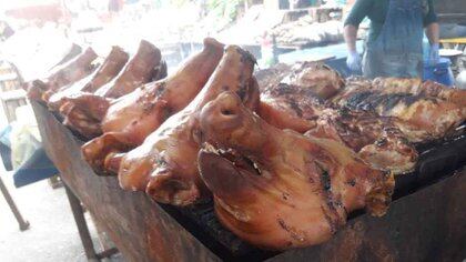 Venta de cabezas de cerdo en la Feria de Solano