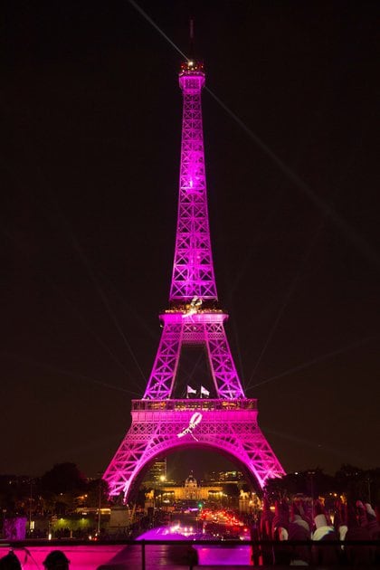 La Torre Eiffel en París, Francia, iluminada por el Mes de Sensibilización sobre el Cáncer de Mama