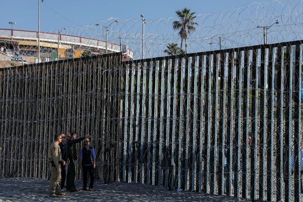 Nielsen visitÃ³ la valla fronteriza reforzada cerca de San Diego (REUTERS/Mike Blake)
