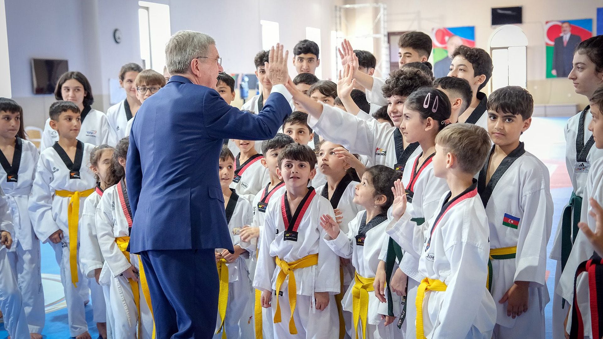 Thomas Bach, very connected to taekwondo players of all ages during his stay in Azerbaijan.