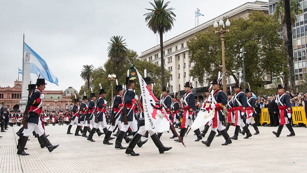 Histórico cambio de guardia de los regimientos Granaderos, Patricios e Iriarte en Plaza de Mayo: color y emoción de un acto inédito