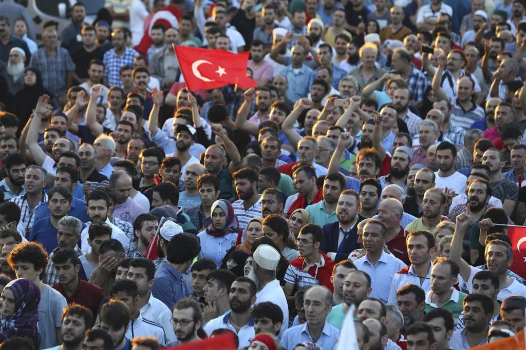 La ciudadanía turca en las calles contra el intento de golpe (Reuters)