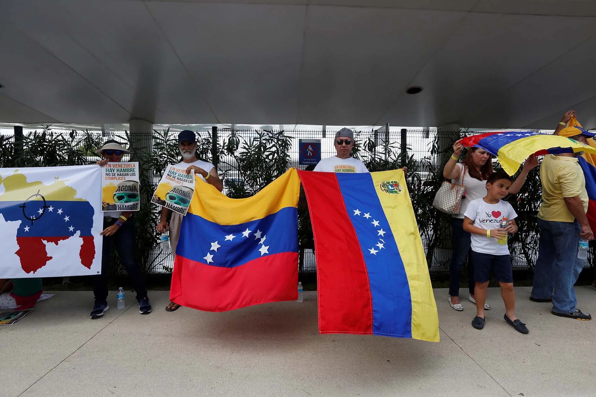 Un grupo de venezolanos protestó en Cancún, de cara a la próxima reunión de cancilleres de la OEA en la que se tratará la crisis de Venezuela (REUTERS)