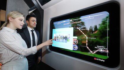 Los televisorees transparentes podrían ser usados en las ventanillas de los autobuses, por ejemplo, con información de trayectos y otros datos, permitiendo también ver el paisaje (LG)