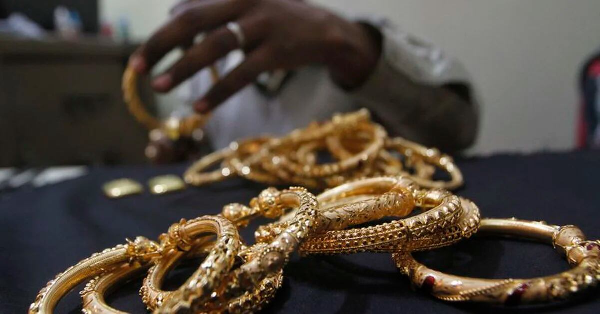 Gold tumbles under pressure from rate hike concerns