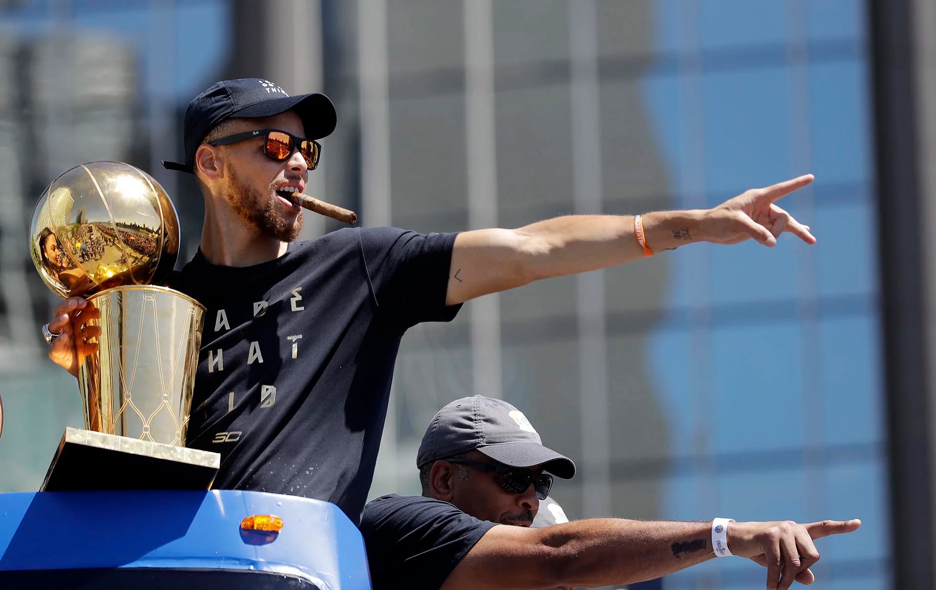 Stephen Curry, de Golden State Warriors, y su padre Dell durante un desfile para celebrar el campeonato de baloncesto de la NBA