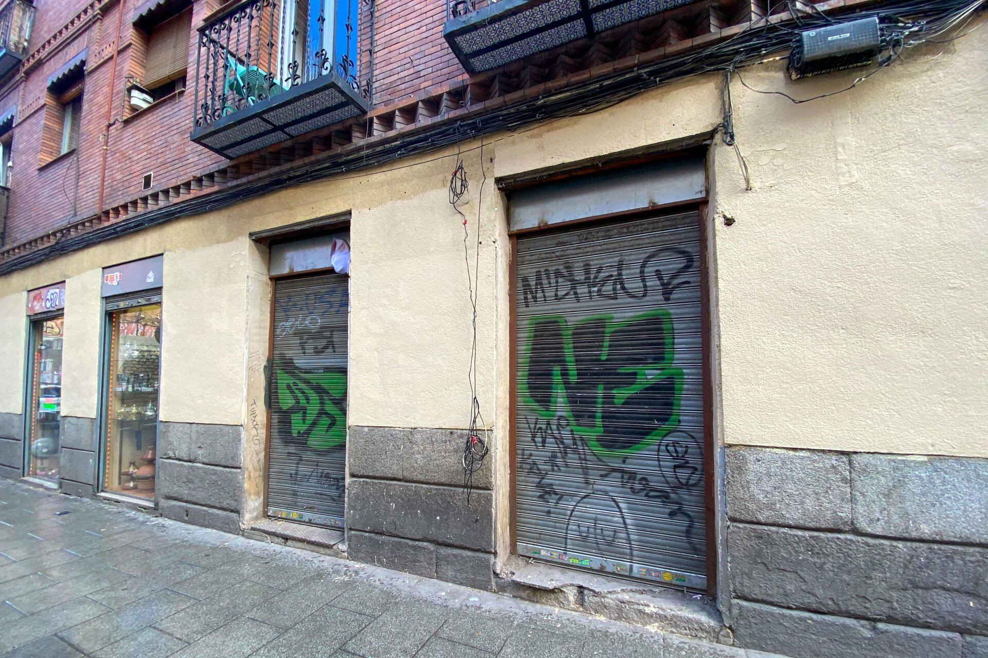 Lo que fue el locutorio Nuevo Siglo, en el número 17 de la calle Tribulete del céntrico barrio de Lavapiés, donde la policía acudió para detener a uno de los primeros sospechosos del atentado (EFE/Lluís Lozano)