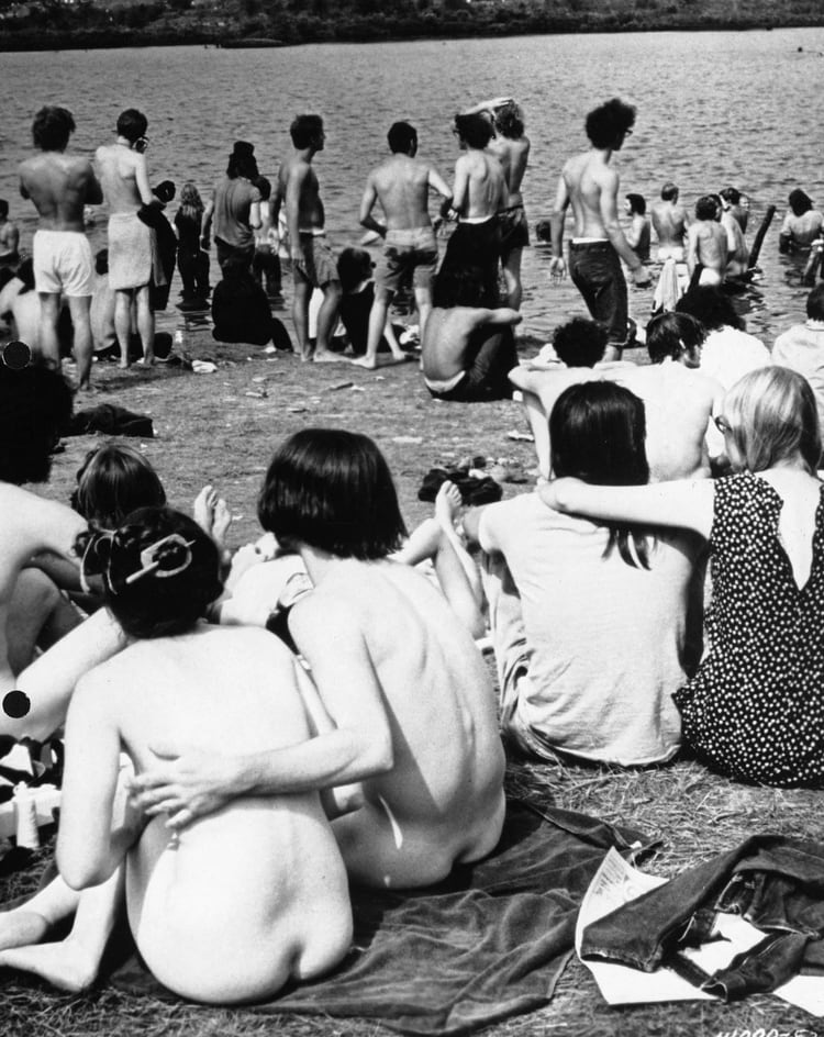 Desnudos y libres, los jóvenes vivieron sus tres días a cielo abierto y rock and roll (Warner Bros/Kobal/Shutterstock)
