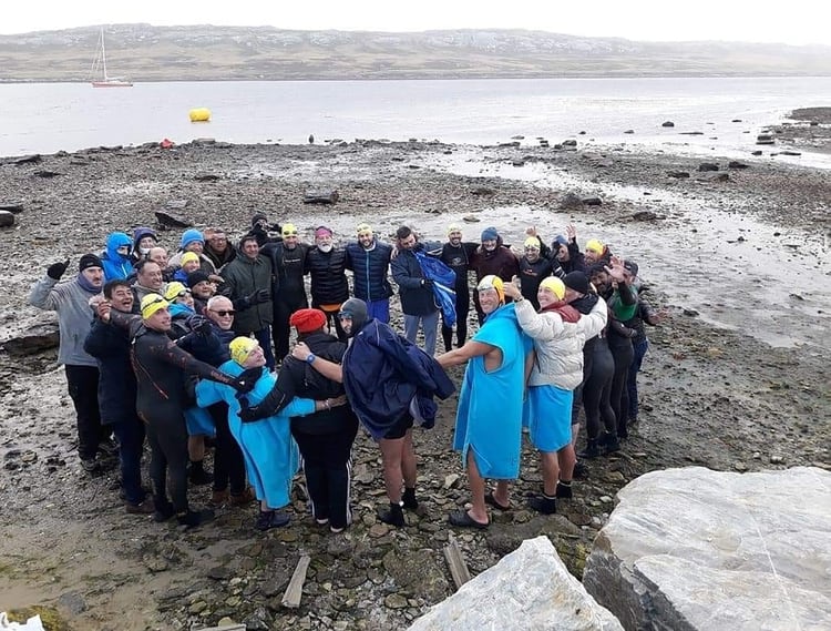 “ABRACUA en este caso no es abrazo acuático sino terrestre, antes del encuentro en homenaje a los héroes de Malvinas en Moody Brook”, contó Celia a Infobae. (Gentileza NAF Argentina)