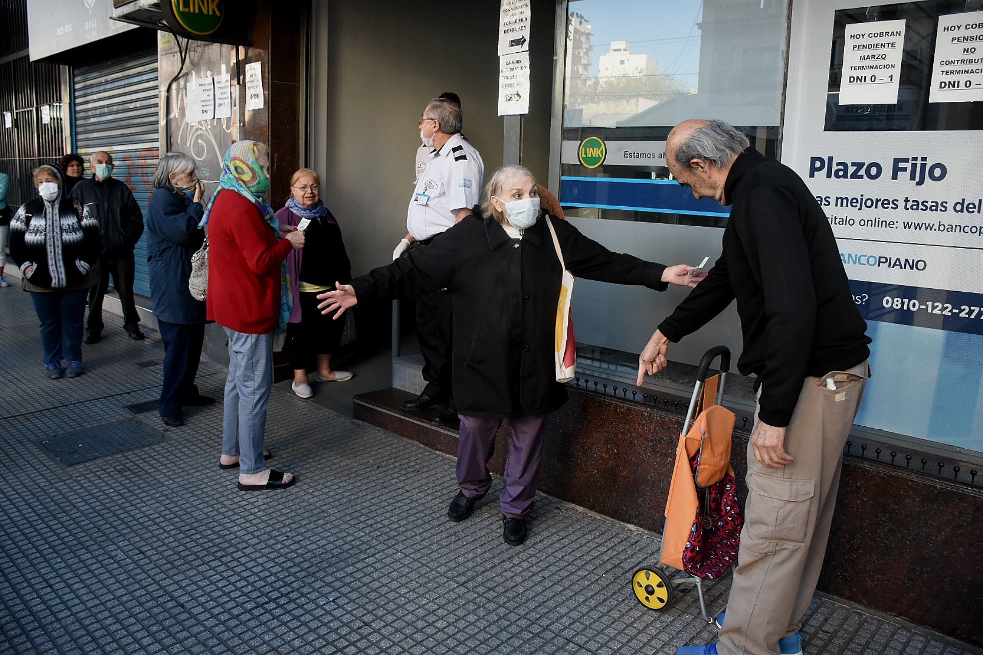 Los jubilados durante la cuarentena para cobrar sus haberes (Nicolás Stulberg)