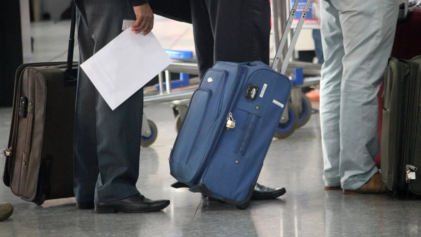 Este es el tamaño y peso que debe tener tu maleta de cabina para viajar con  la tarifa más barata de cada aerolínea