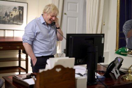 Boris Johnson destacó la conversación telefónica que mantuvo el sábado por la noche con Joe Biden (DOWNING STREET HANDOUT/via REUTERS)