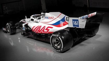 El nuevo coche de Haas tiene los colores de la bandera de Rusia (@HaasF1Team)