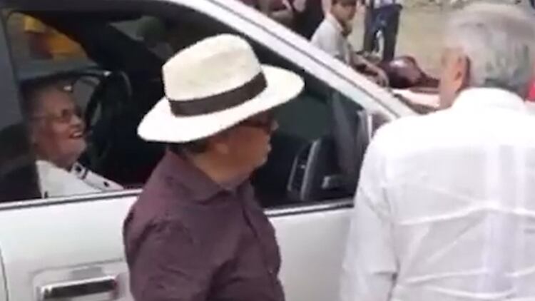 López Obrador saludó a Consuelo Loera.